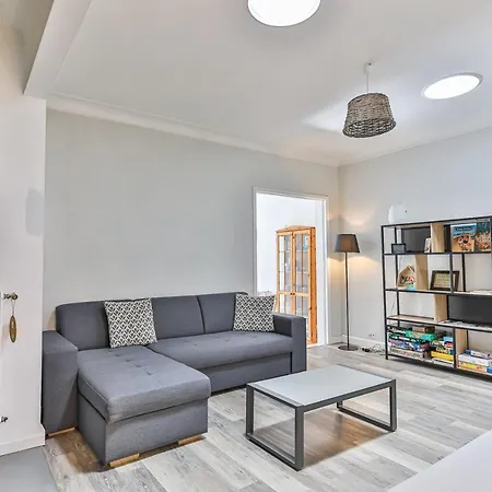 Maison Moderne Avec Cour Interieure Et Dependance *